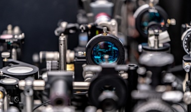 Атомная замена водорода сделала кремний почти и...